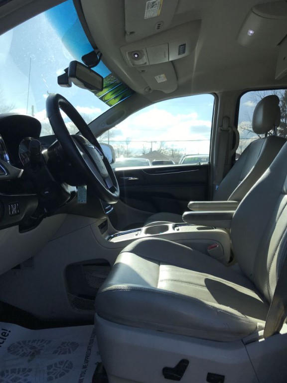 2014 Chrysler Town & Country Image 15