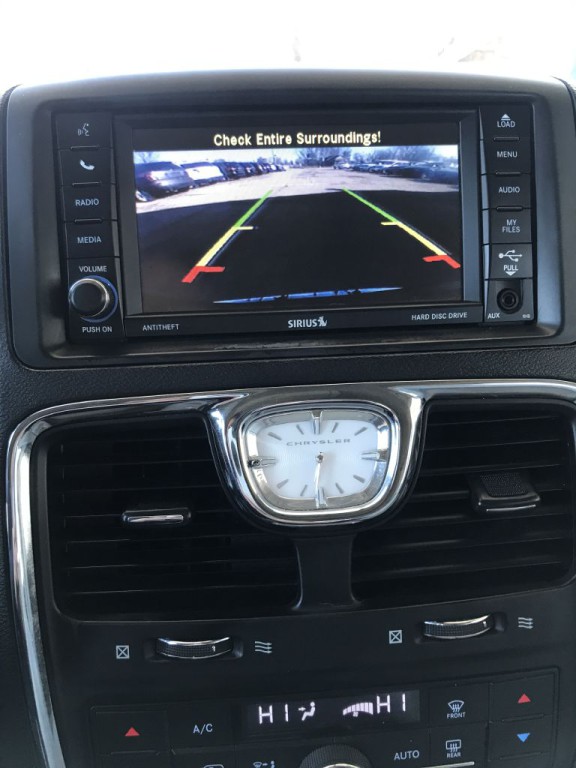 2014 Chrysler Town & Country Image 17