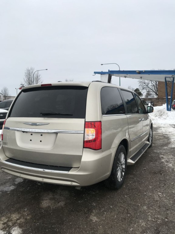 2015 Chrysler Town & Country Image 3
