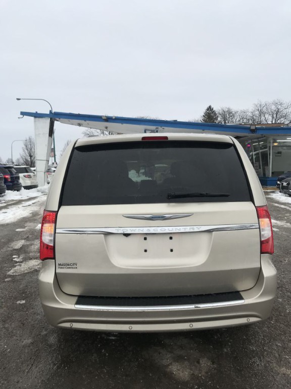 2015 Chrysler Town & Country Image 4