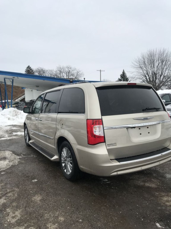 2015 Chrysler Town & Country Image 5