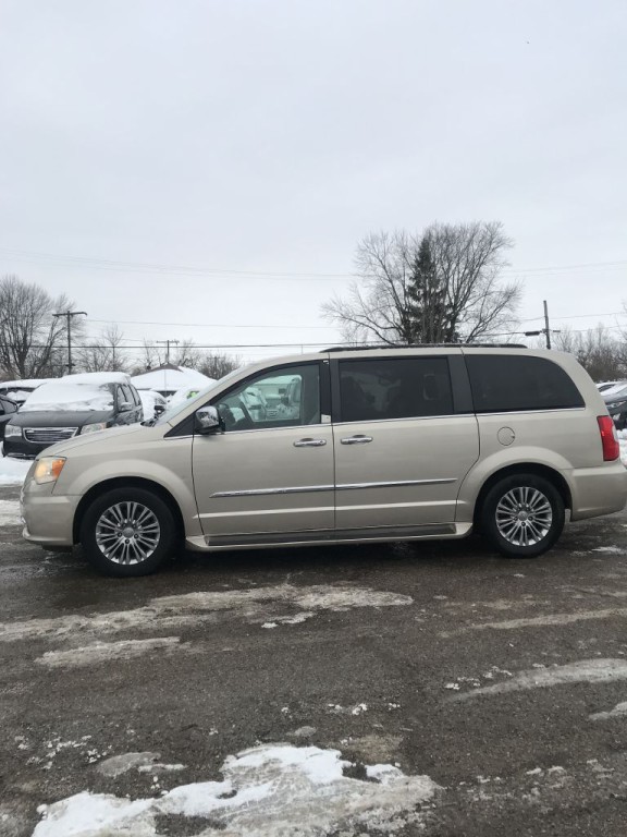 2015 Chrysler Town & Country Image 6
