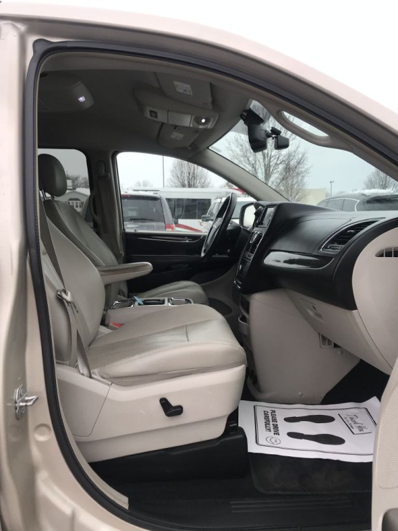 2015 Chrysler Town & Country Image 9