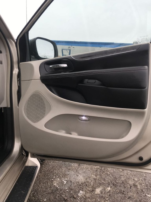 2015 Chrysler Town & Country Image 10