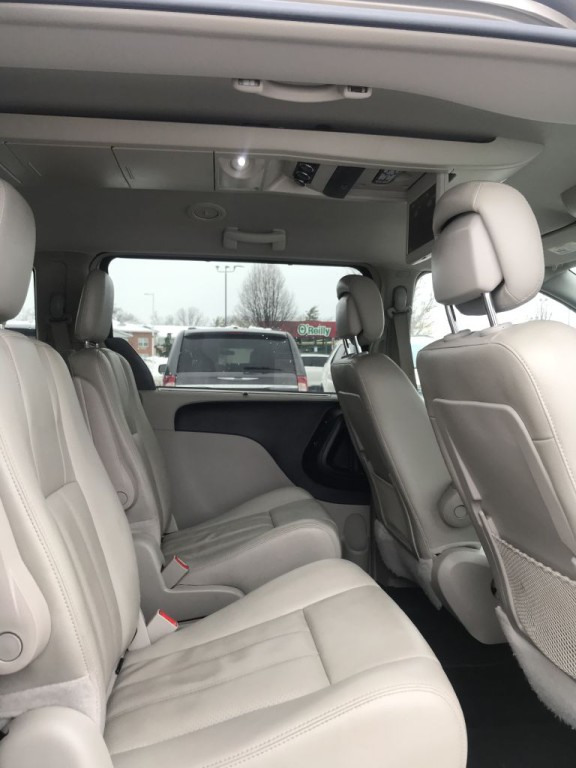 2015 Chrysler Town & Country Image 11