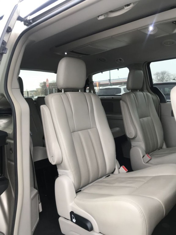 2015 Chrysler Town & Country Image 12