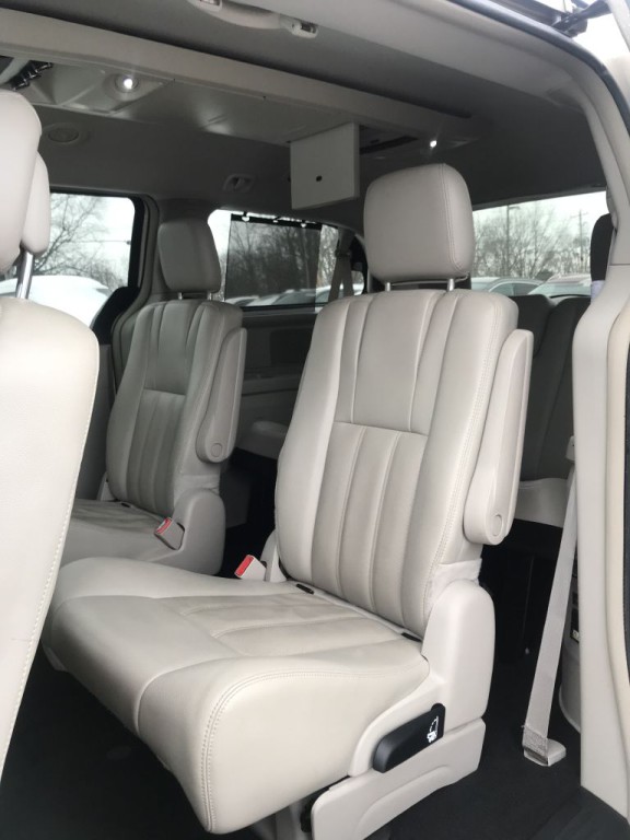 2015 Chrysler Town & Country Image 15