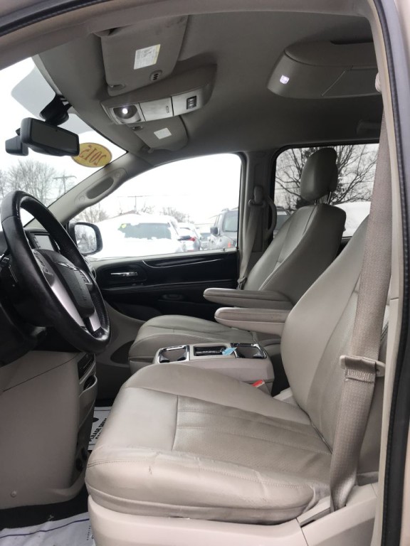2015 Chrysler Town & Country Image 16