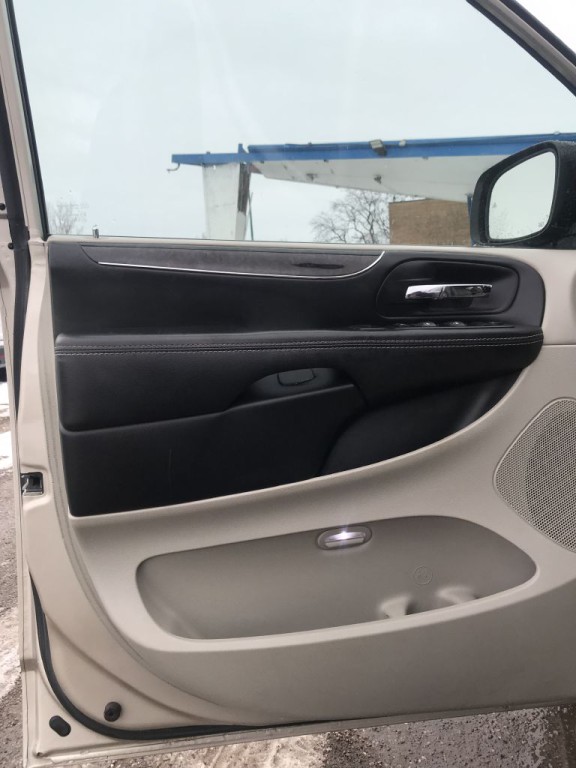 2015 Chrysler Town & Country Image 17