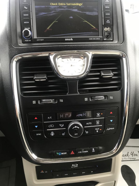 2015 Chrysler Town & Country Image 19