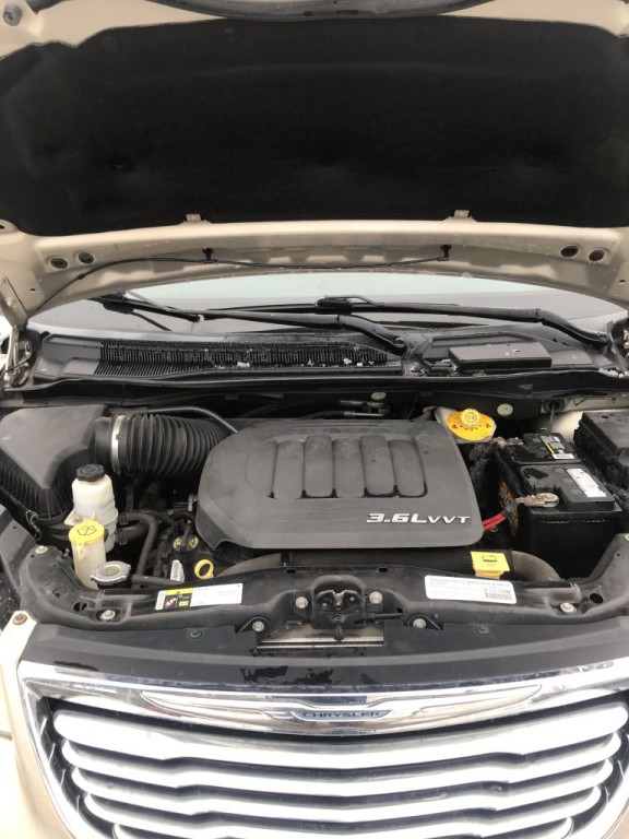 2015 Chrysler Town & Country Image 22