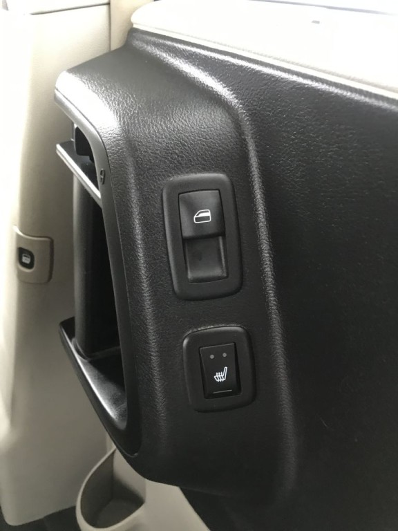 2015 Chrysler Town & Country Image 24