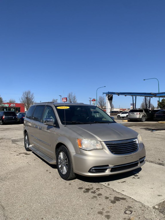 2015 Chrysler Town & Country Image 1