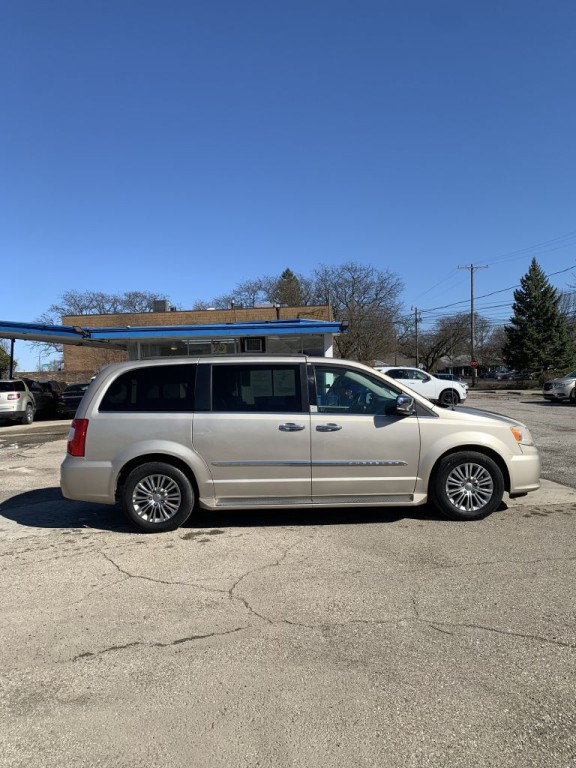 2015 Chrysler Town & Country Image 2