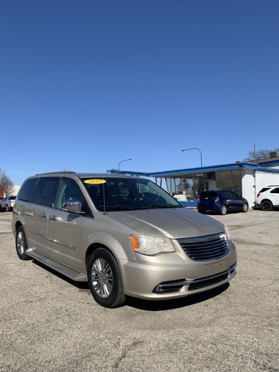 2015 Chrysler Town & Country Image 3