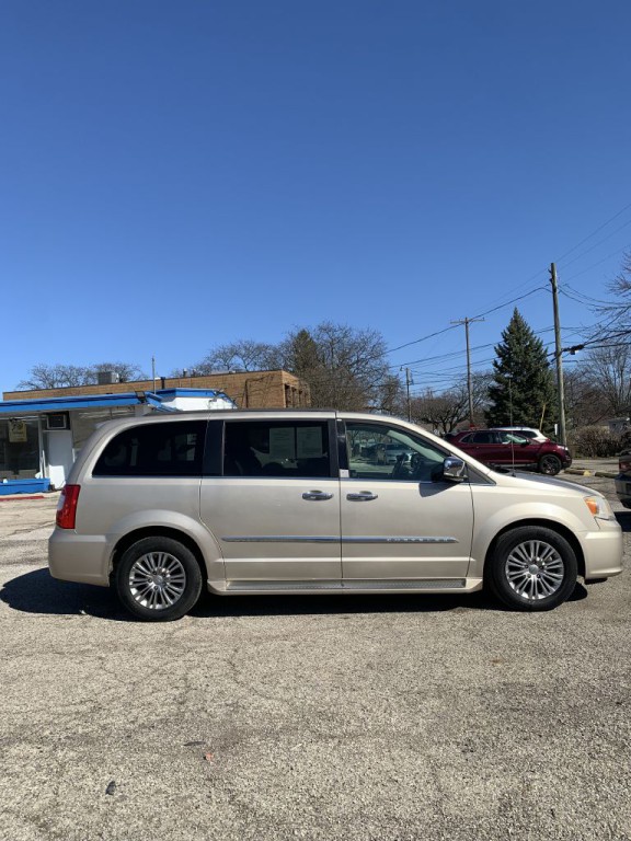 2015 Chrysler Town & Country Image 4