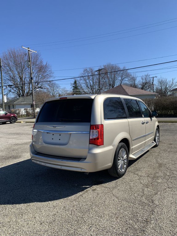 2015 Chrysler Town & Country Image 5