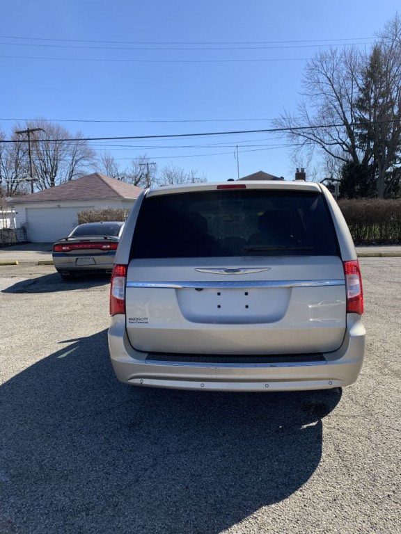 2015 Chrysler Town & Country Image 6