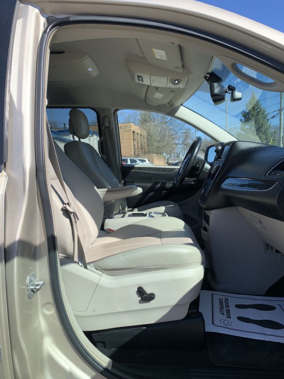 2015 Chrysler Town & Country Image 10