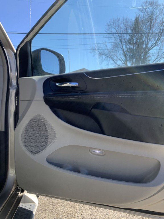 2015 Chrysler Town & Country Image 11