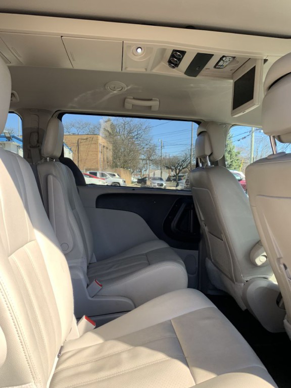 2015 Chrysler Town & Country Image 12