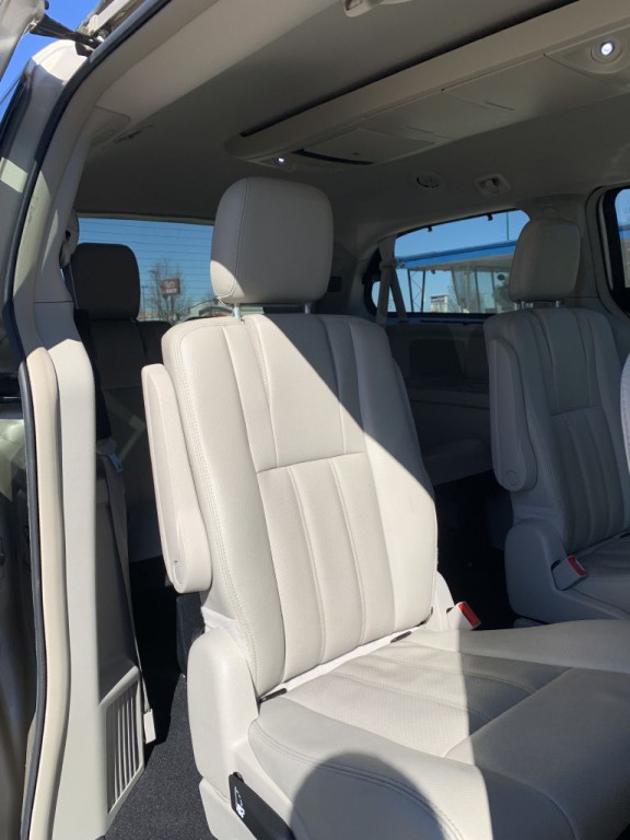 2015 Chrysler Town & Country Image 13