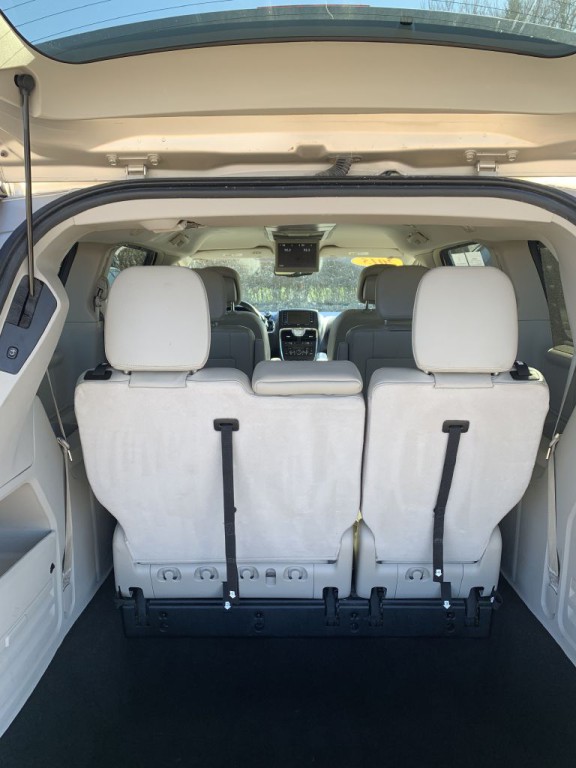 2015 Chrysler Town & Country Image 14