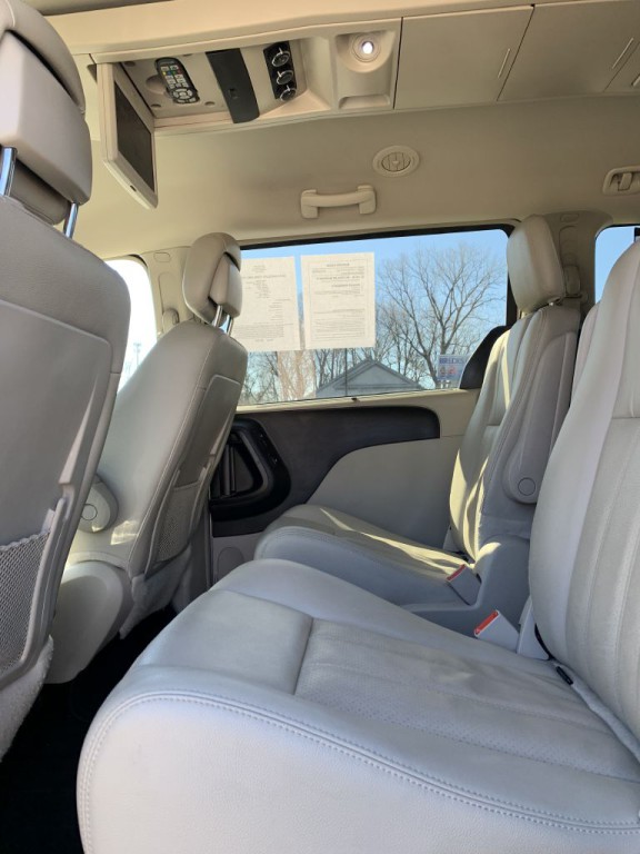 2015 Chrysler Town & Country Image 16