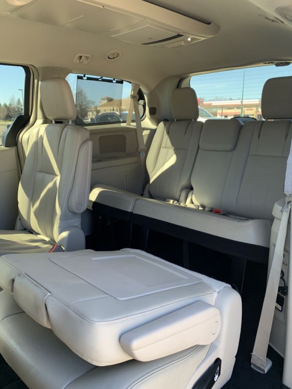 2015 Chrysler Town & Country Image 17