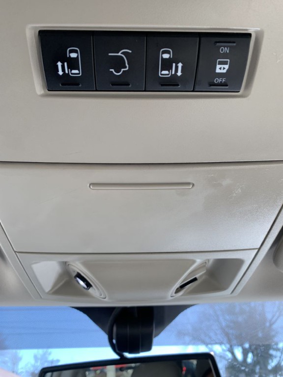 2015 Chrysler Town & Country Image 21