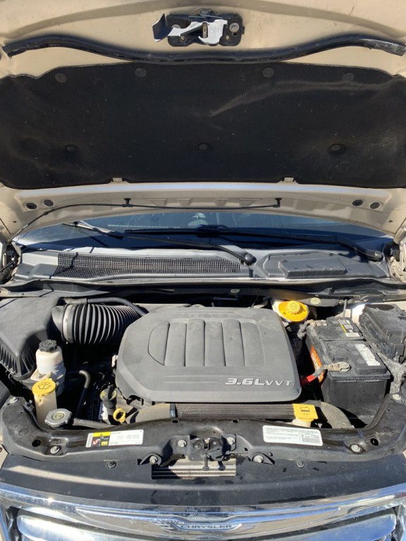 2015 Chrysler Town & Country Image 25