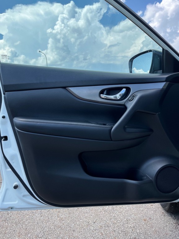 2016 Nissan Rogue Image 16