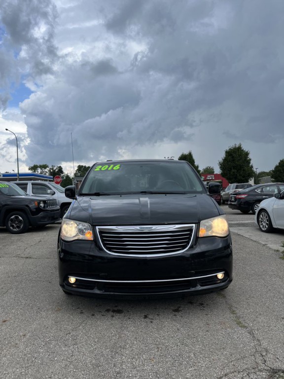 2016 Chrysler Town & Country Image 2