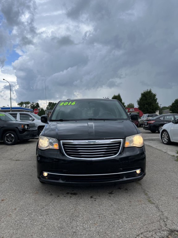 2016 Chrysler Town & Country Image 3