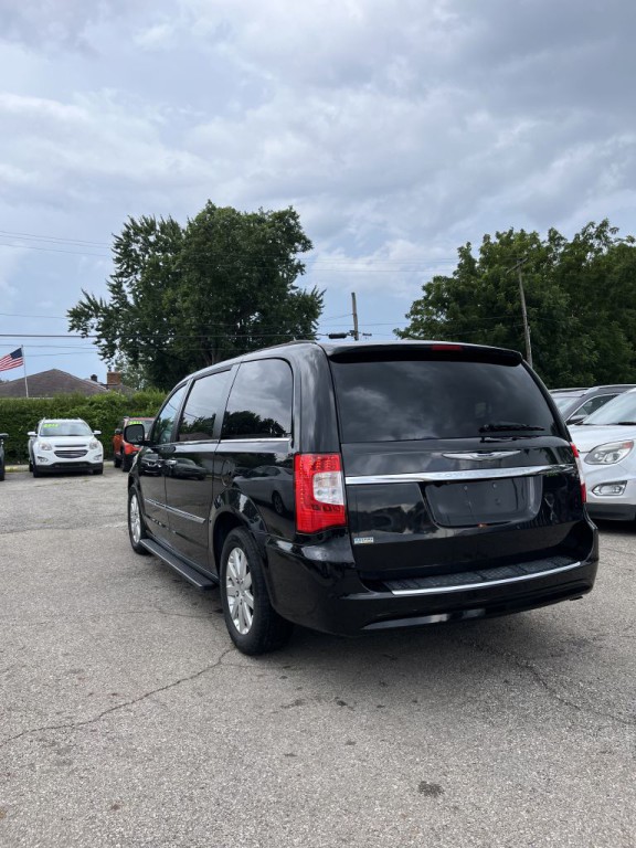 2016 Chrysler Town & Country Image 5