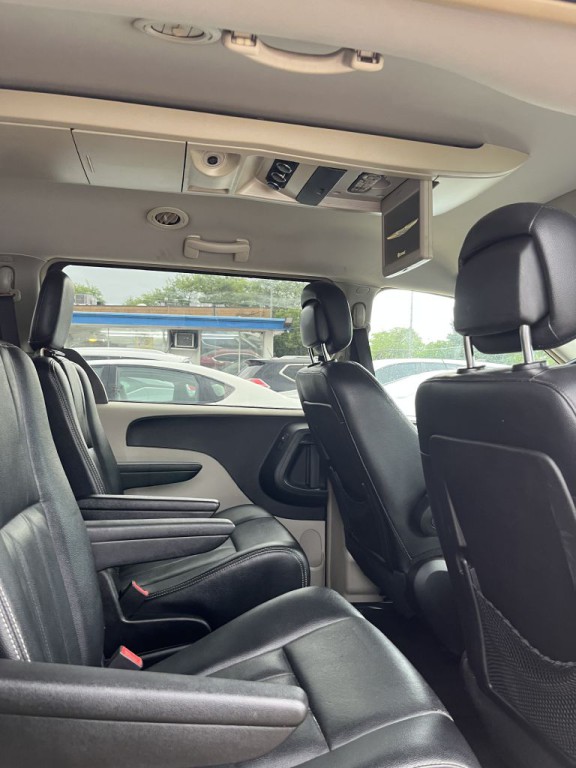 2016 Chrysler Town & Country Image 9