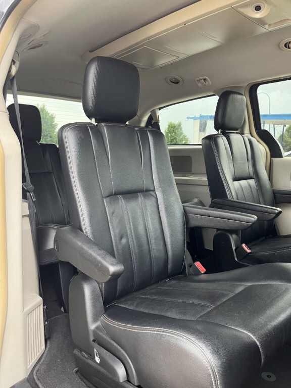 2016 Chrysler Town & Country Image 10