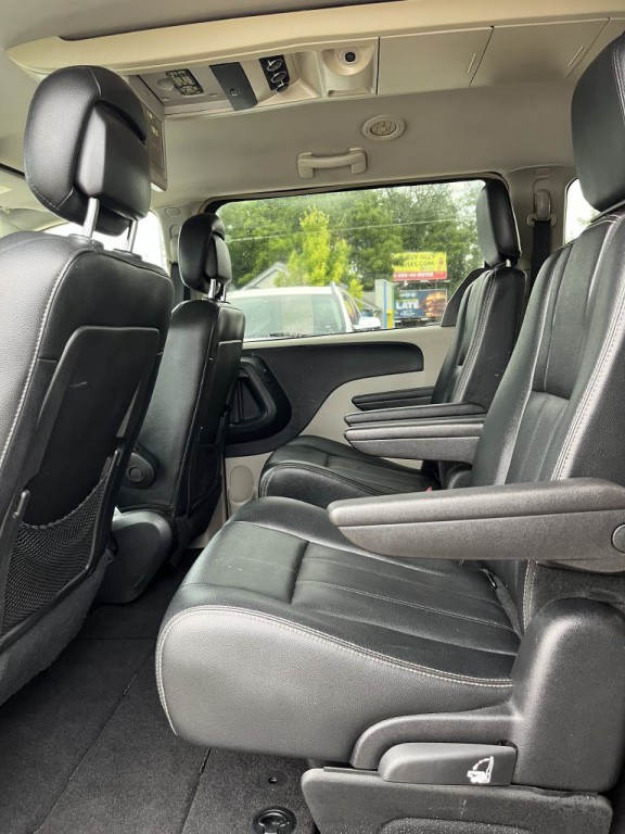 2016 Chrysler Town & Country Image 12