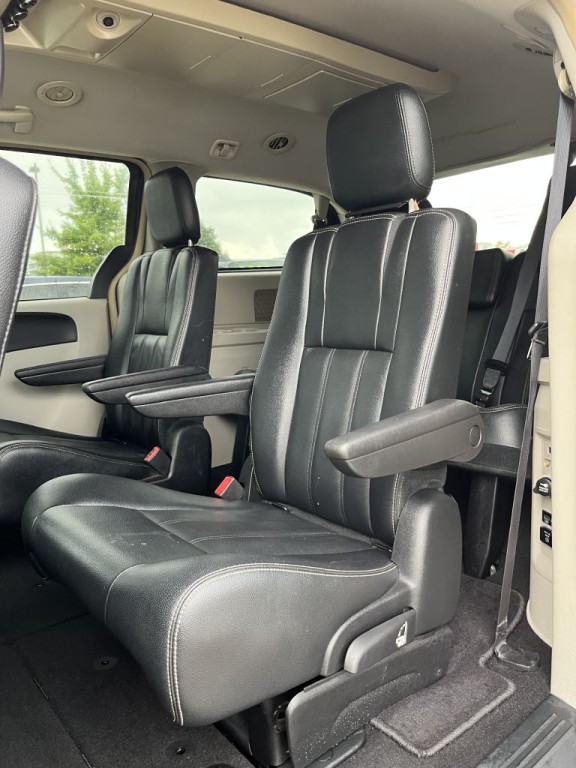 2016 Chrysler Town & Country Image 13