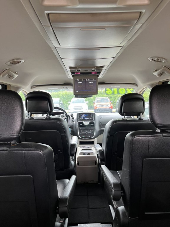 2016 Chrysler Town & Country Image 14