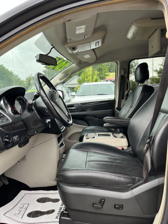 2016 Chrysler Town & Country Image 15