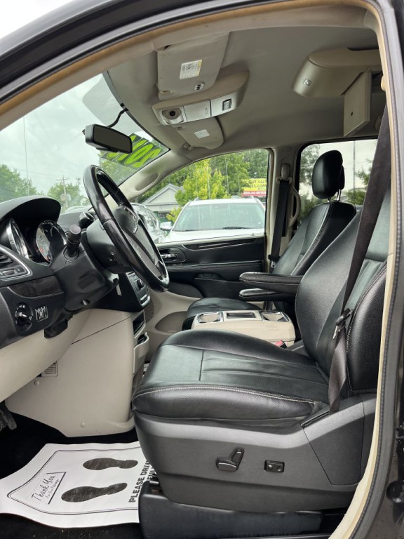 2016 Chrysler Town & Country Image 16