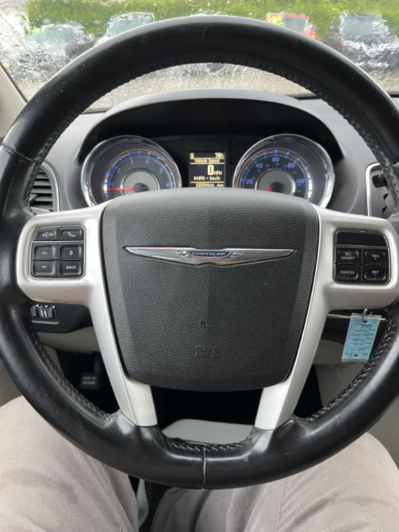 2016 Chrysler Town & Country Image 19