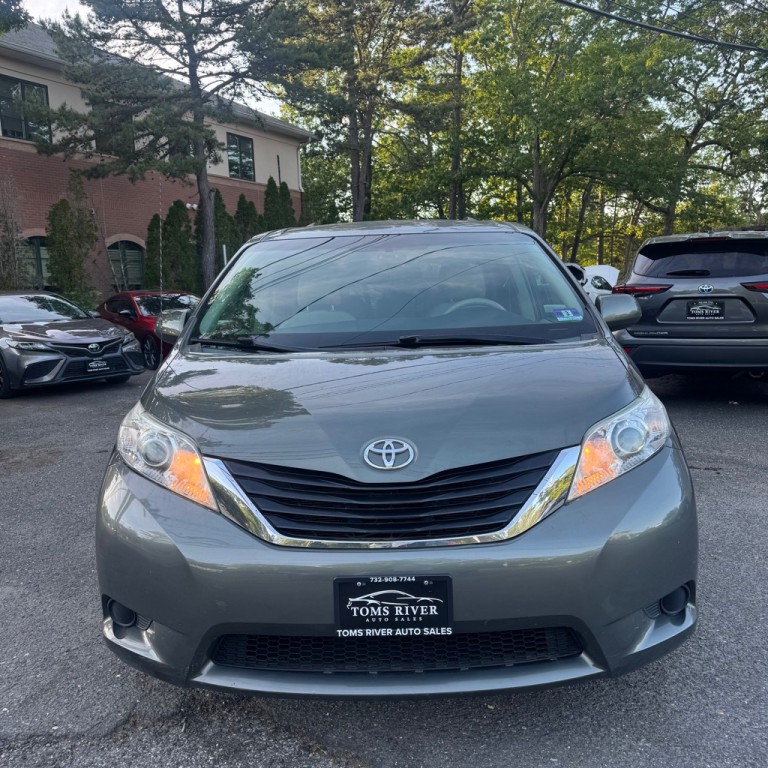 2013 Toyota Sienna Image 1