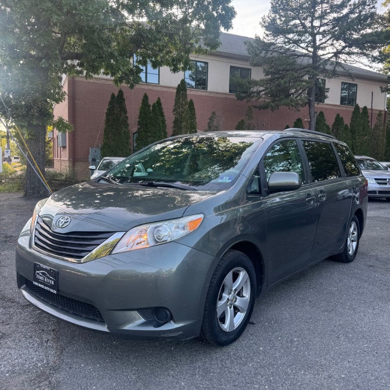 2013 Toyota Sienna Image 2