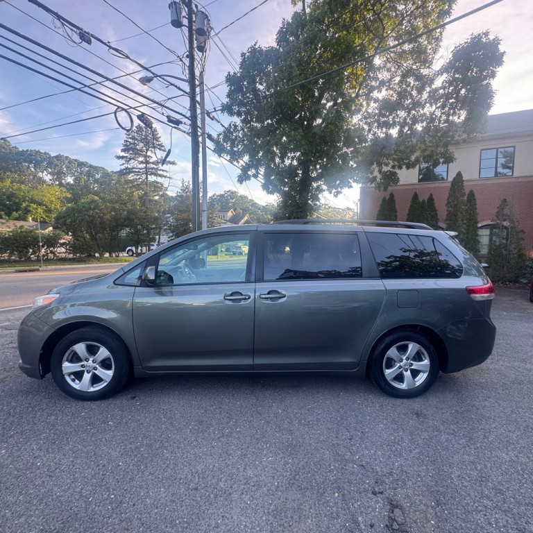 2013 Toyota Sienna Image 3