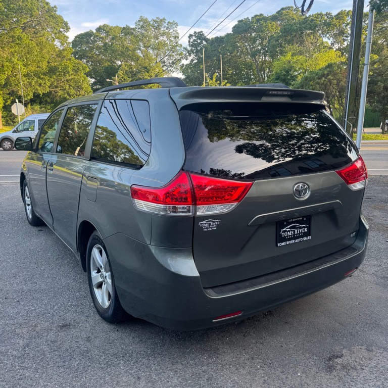 2013 Toyota Sienna Image 4