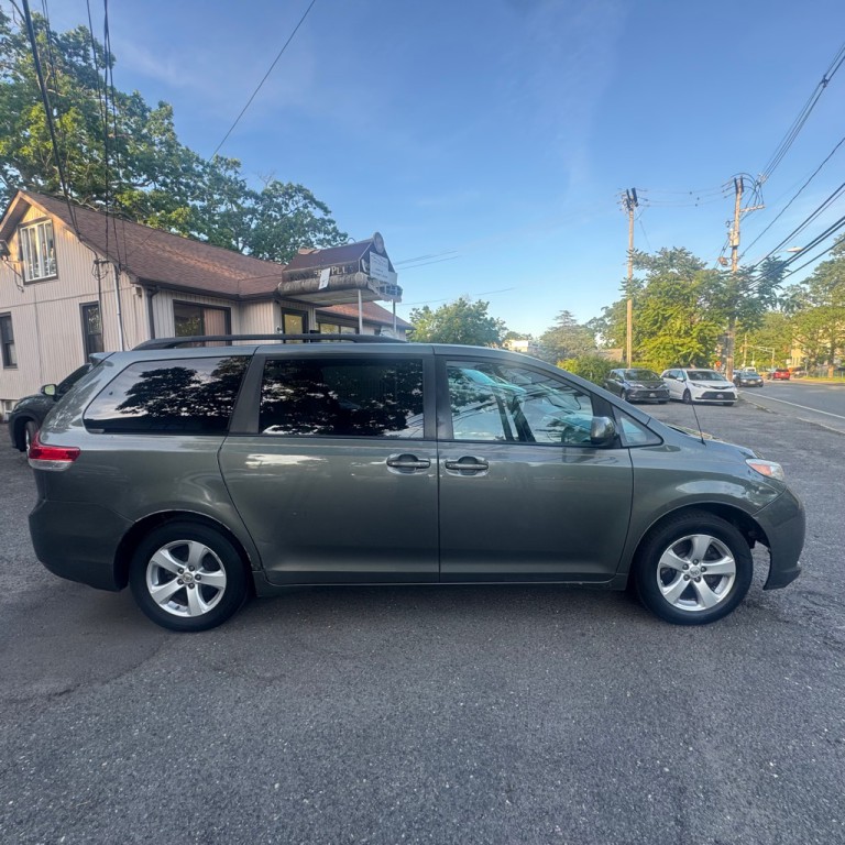 2013 Toyota Sienna Image 7