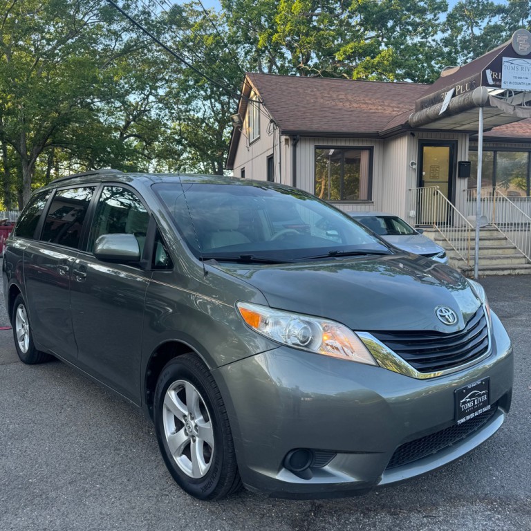 2013 Toyota Sienna Image 8
