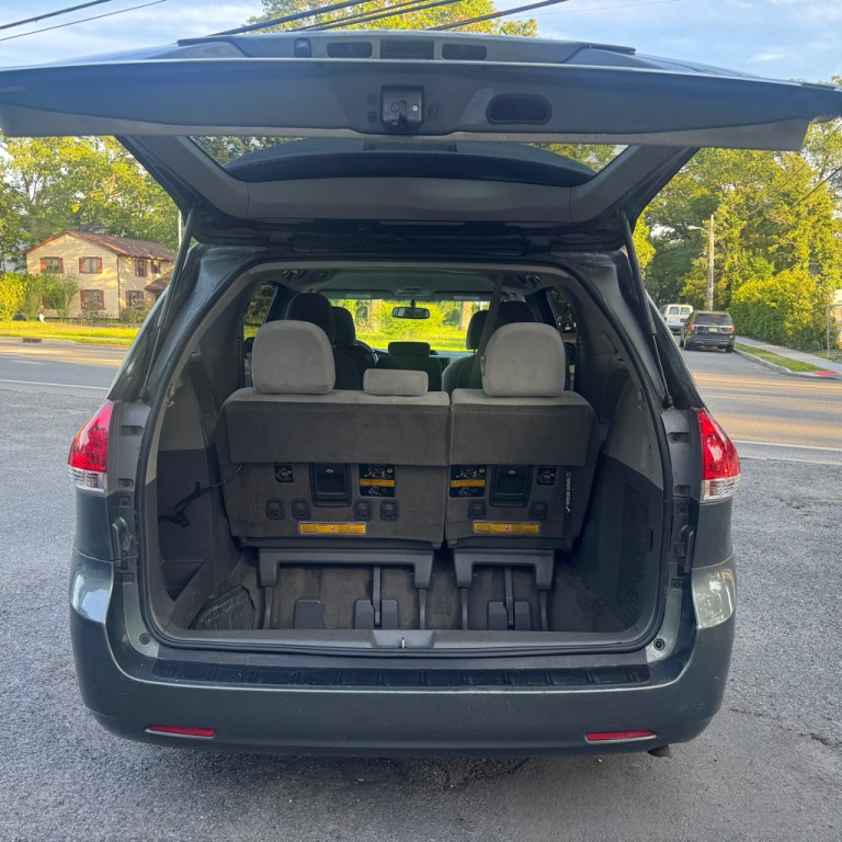 2013 Toyota Sienna Image 9